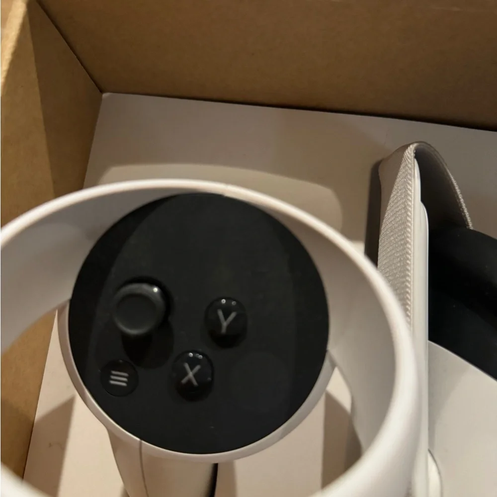 I am selling a oculus quest 2 only used 5 times no scratches or dents
